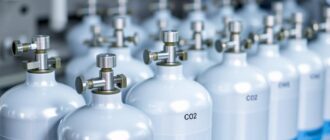 Баллоны с CO₂ для лабораторий с повышенными требованиями к чистоте газа: как выбрать, хранить и контролировать поставки